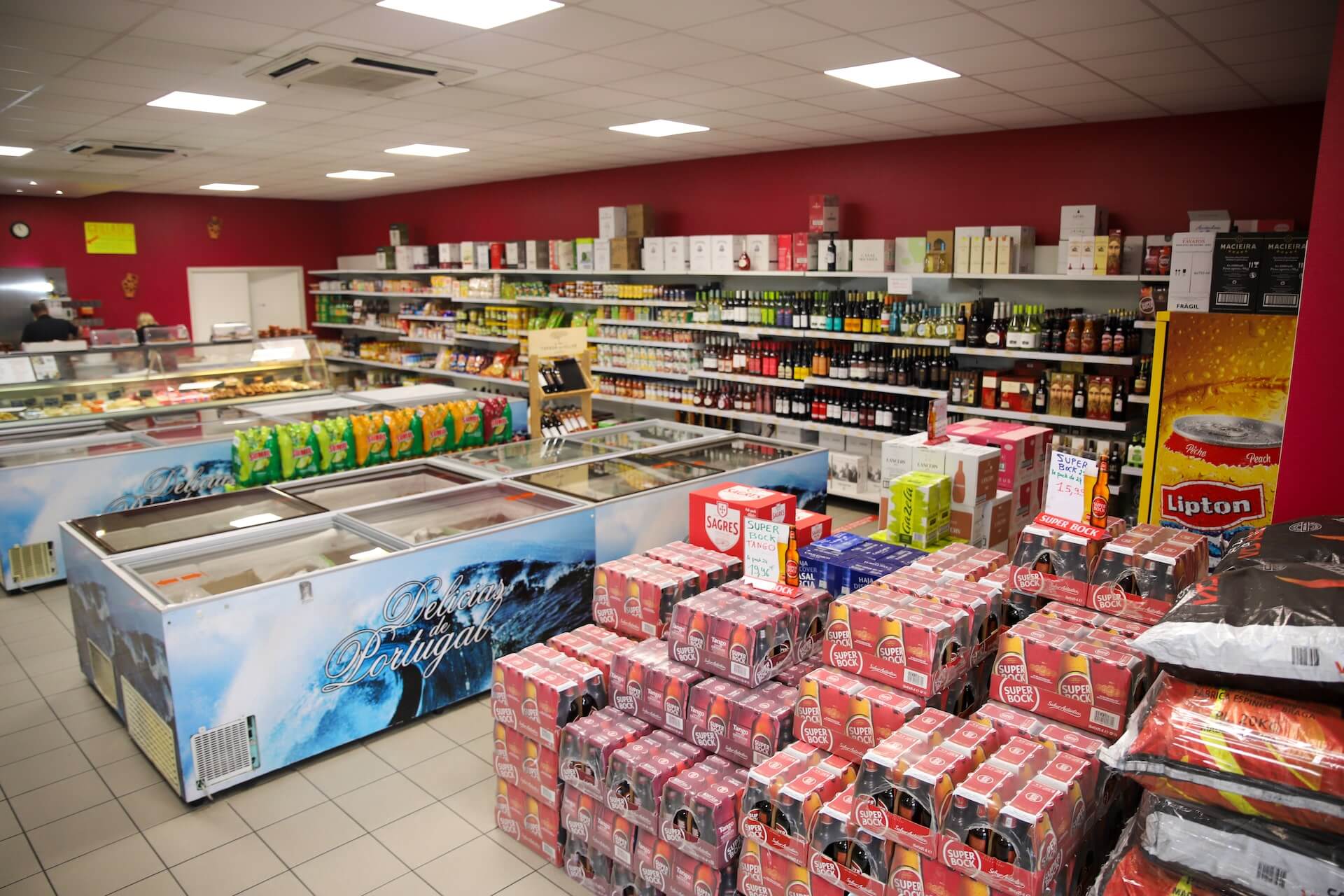 Vue intérieure de l'épicerie Delicias de Portugal à Champigny (51370)