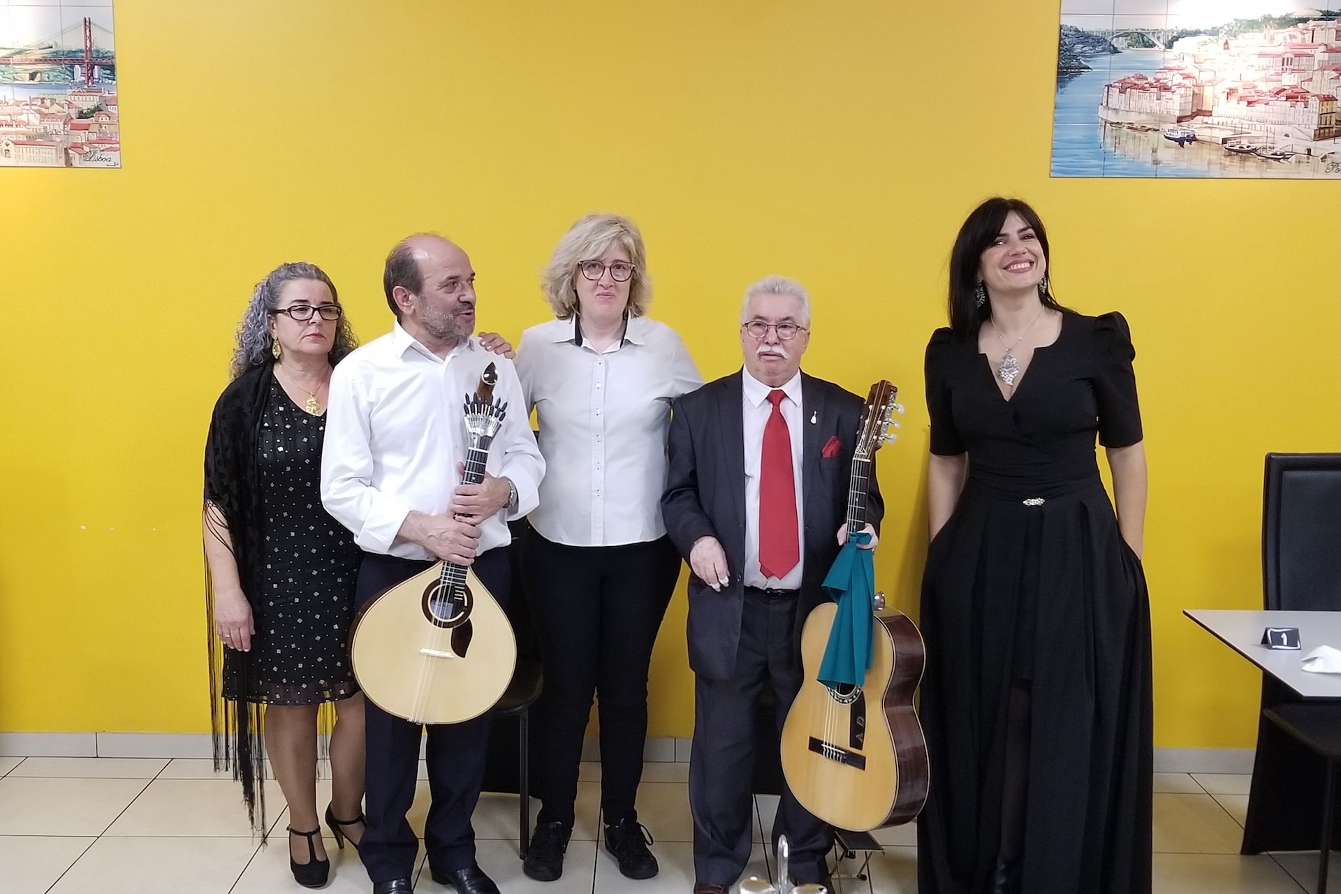 Elisabeth Placido avec les chanteuses et les musiciens de la soirée Fado du 21 octobre 2022