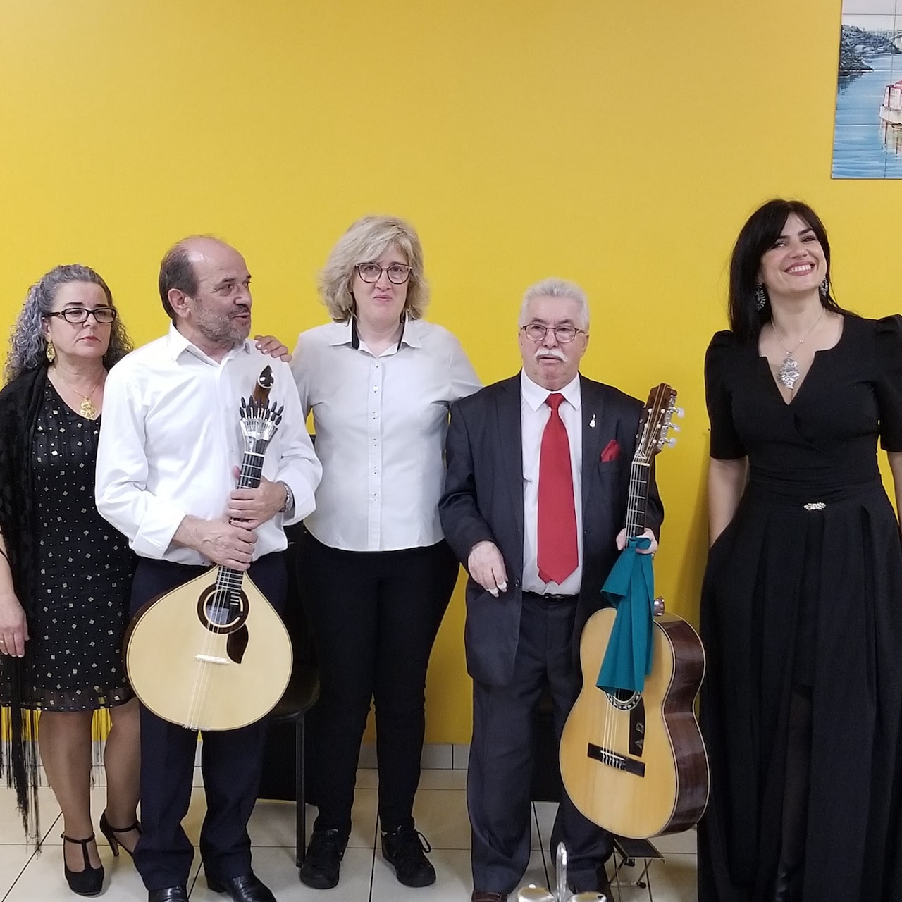 Elisabeth Placido avec les chanteuses et les musiciens de la soirée Fado du 21 octobre 2022