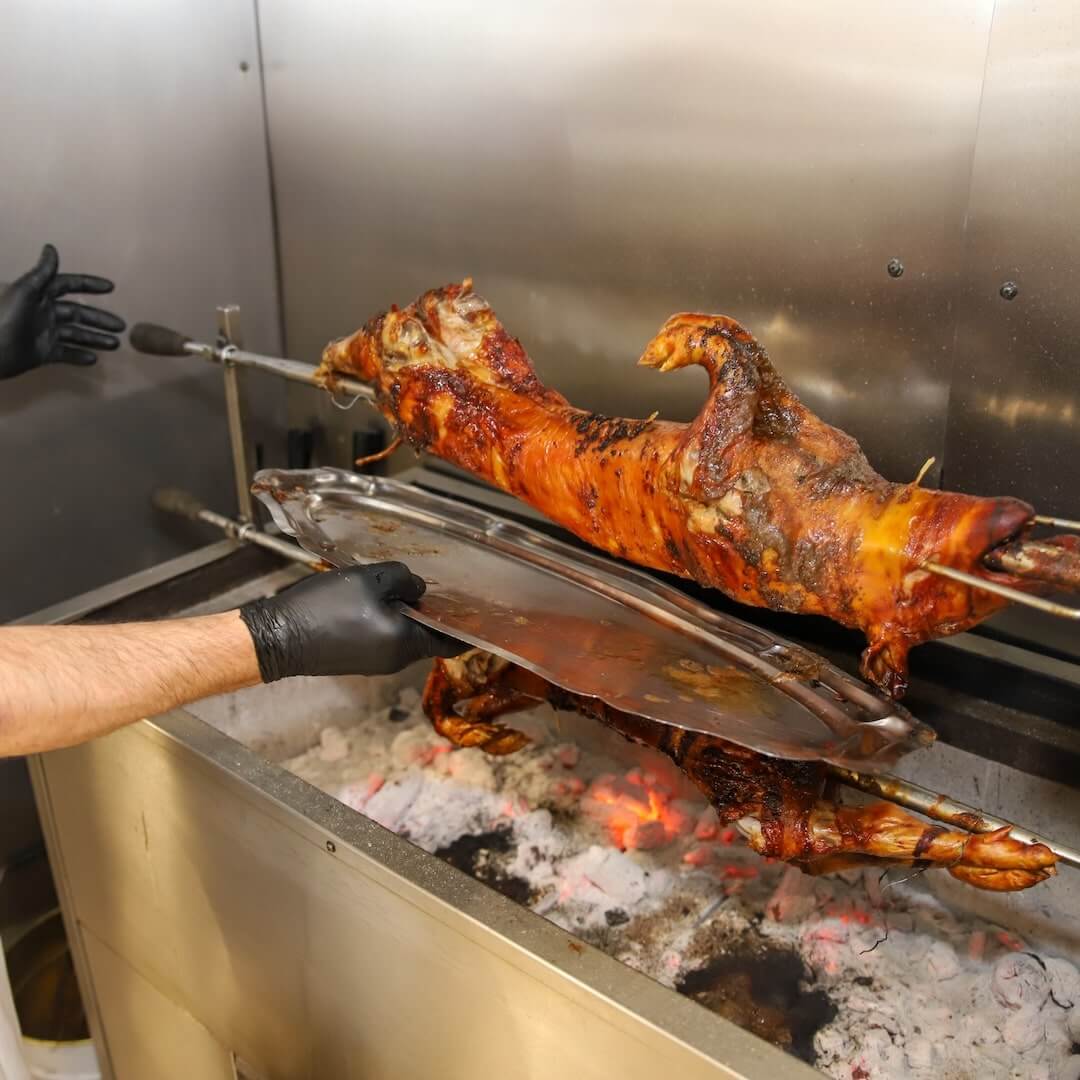 Leitão prêt à être découpé chez Delicias de Portugal