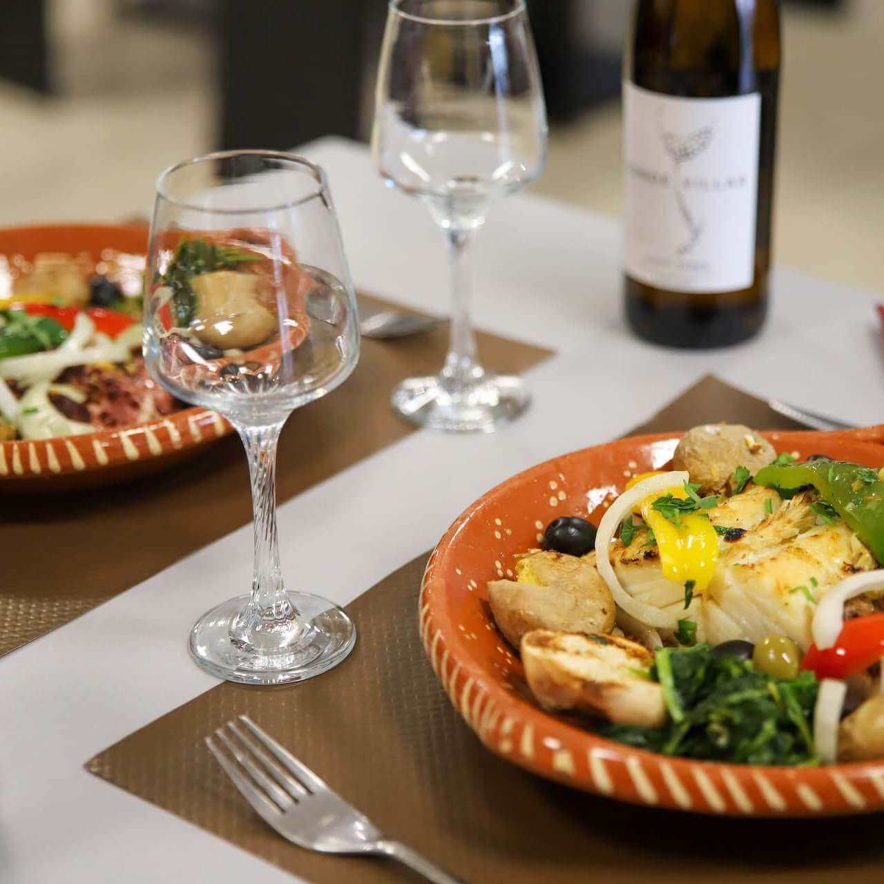 Morceaux de morue délicieusement rôtis à l'huile d'olive, accompagnés de pommes de terre dorées et d'ail parfumé dans notre recette de Bacalhau à Lagareiro. Un festin portugais inoubliable vous attend chez Delícias de Portugal !