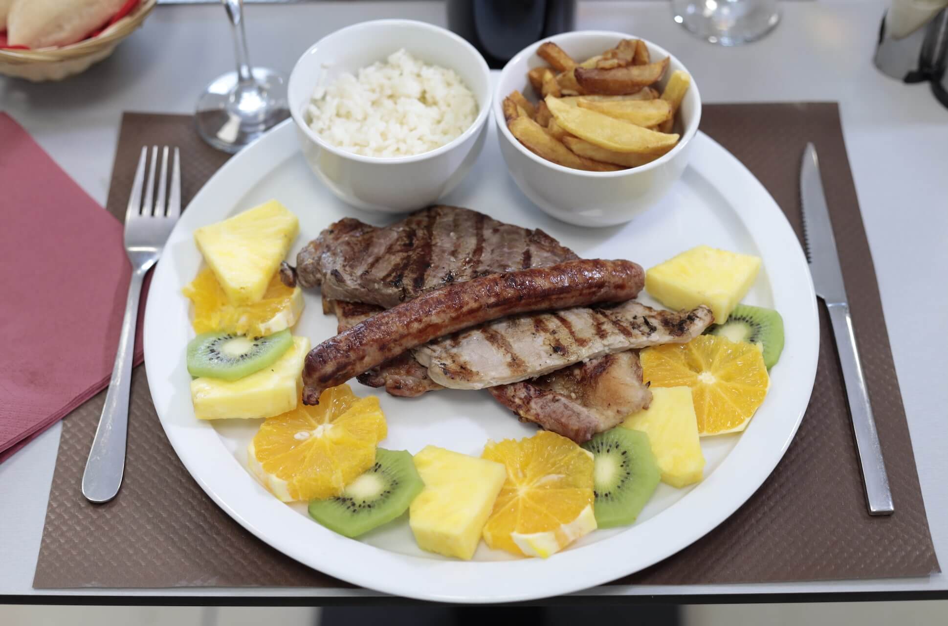 Mista de carne grelhada com frutas