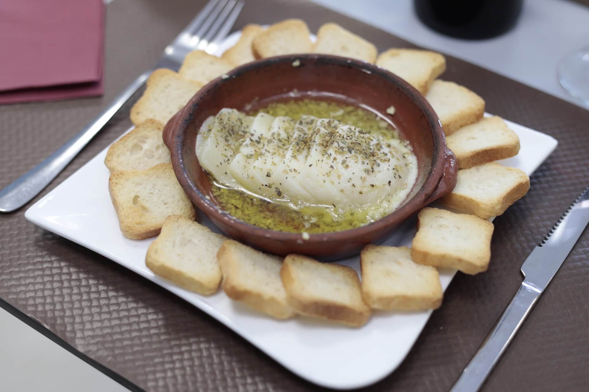 Queijo frito com mini toasts